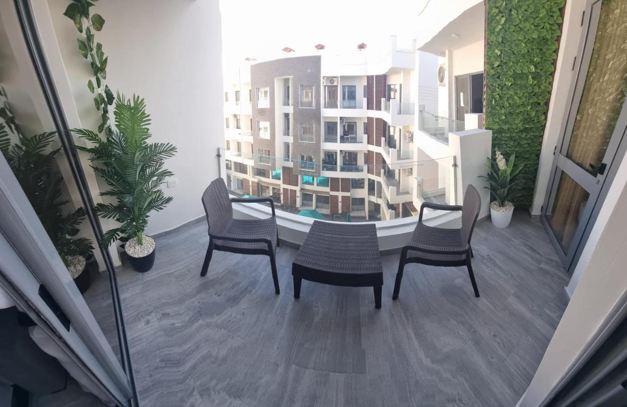 Sanctuary Sunlit Hurghada Haven With 4 Pools, Rooftop Sunsets & Gourmet Bites Steps Away מראה חיצוני תמונה