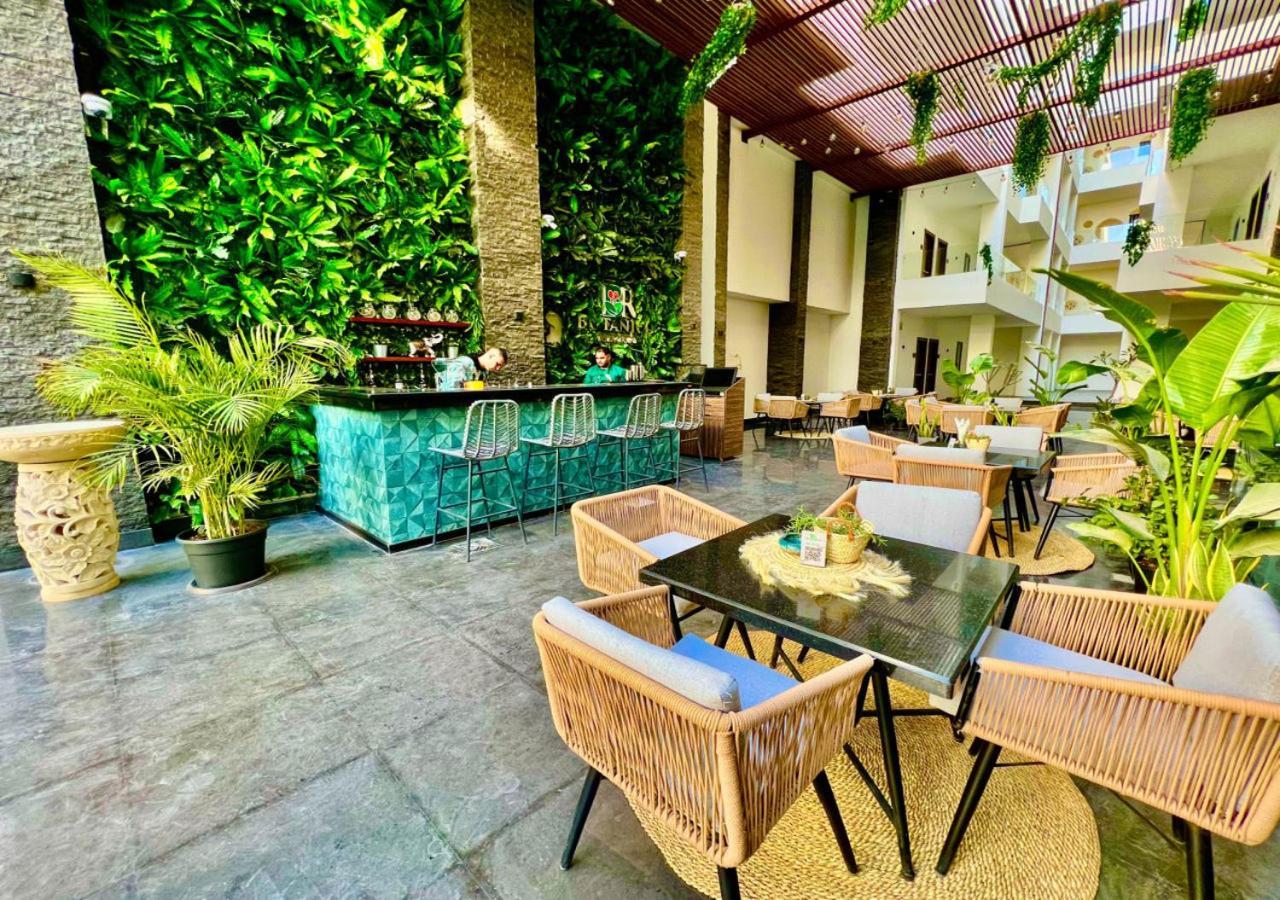 Sanctuary Sunlit Hurghada Haven With 4 Pools, Rooftop Sunsets & Gourmet Bites Steps Away מראה חיצוני תמונה