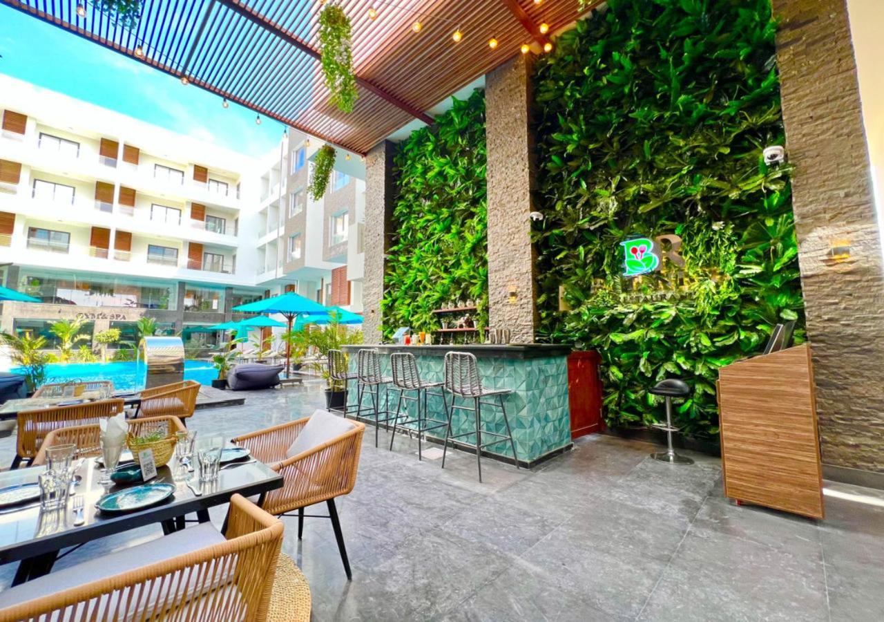 Sanctuary Sunlit Hurghada Haven With 4 Pools, Rooftop Sunsets & Gourmet Bites Steps Away מראה חיצוני תמונה