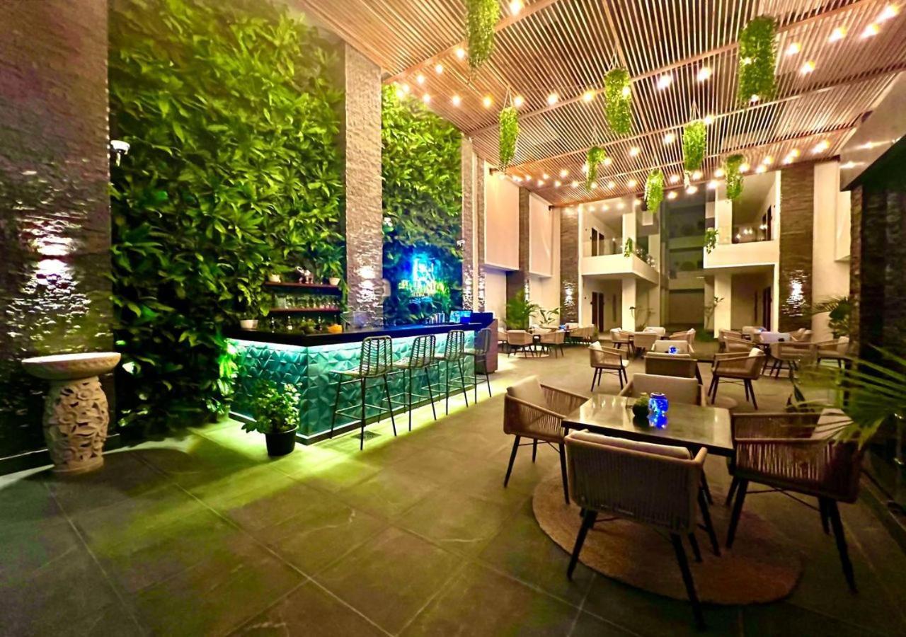Sanctuary Sunlit Hurghada Haven With 4 Pools, Rooftop Sunsets & Gourmet Bites Steps Away מראה חיצוני תמונה