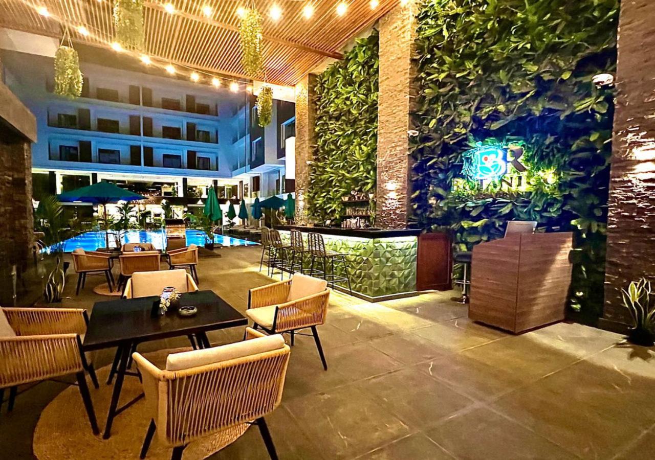 Sanctuary Sunlit Hurghada Haven With 4 Pools, Rooftop Sunsets & Gourmet Bites Steps Away מראה חיצוני תמונה