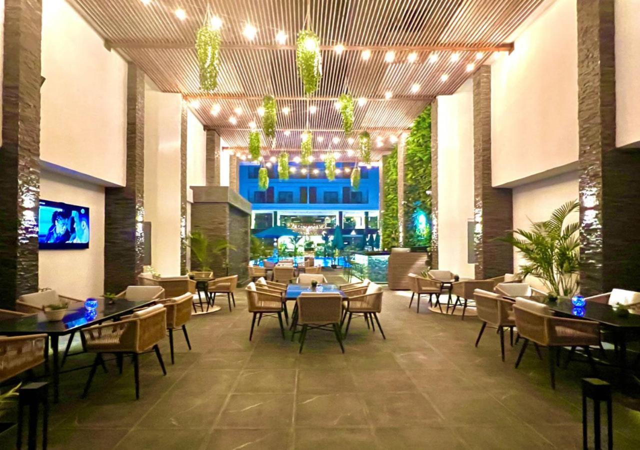 Sanctuary Sunlit Hurghada Haven With 4 Pools, Rooftop Sunsets & Gourmet Bites Steps Away מראה חיצוני תמונה